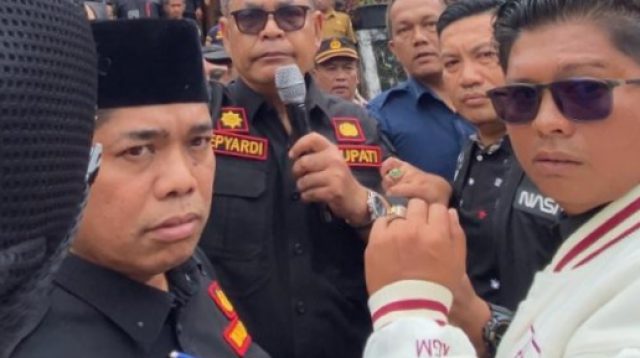 Bupati Solok Epyardi Asda saat menemui para pendemo dikantor bupati Solok.