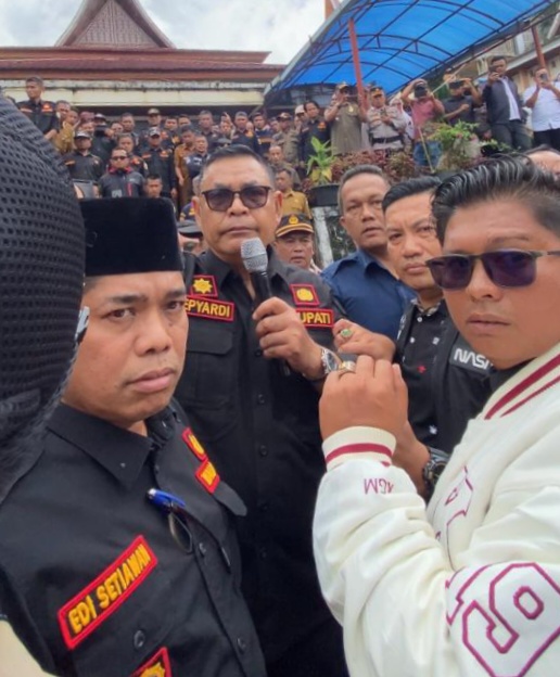 Bupati Solok Epyardi Asda saat menemui para pendemo dikantor bupati Solok.