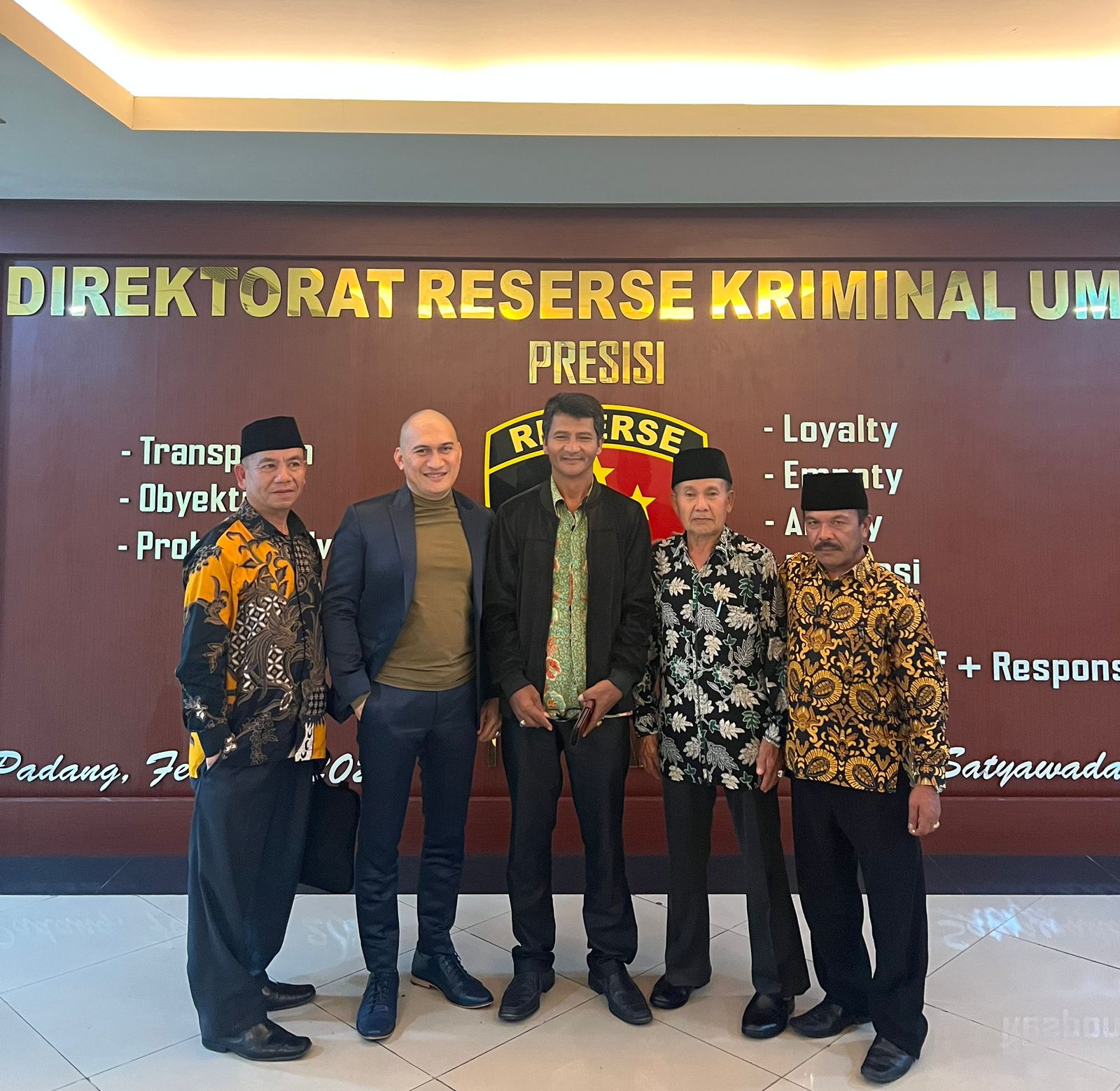 Ketua bersama Sektretaris KAN saat melapor ke Polda Sumbar.