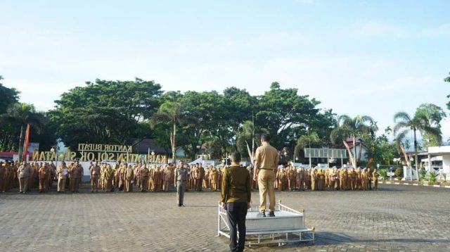 Suasana Apel Gabungan pertama ASN di tahun 2024 di Halaman Kantor Bupati Solok Selatan, Senin (8/1/2024).