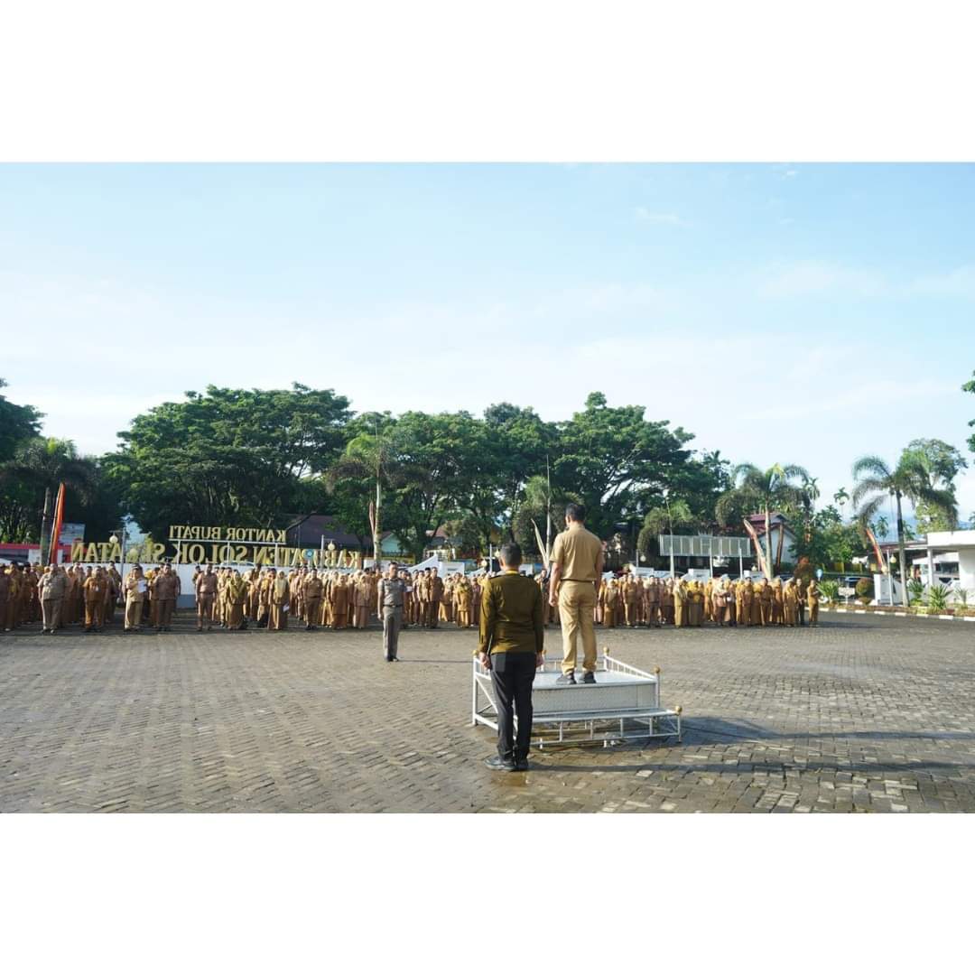 Suasana Apel Gabungan pertama ASN di tahun 2024 di Halaman Kantor Bupati Solok Selatan, Senin (8/1/2024).