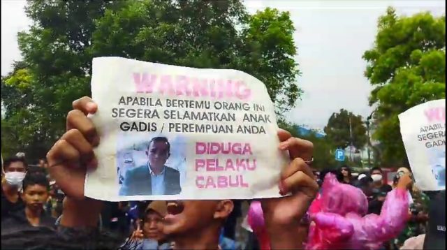 Aksi demontrasi masyarakat Nagari Koto Baru di DPRD kabupaten Solok.