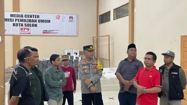 Kapolres Solok Kota AKBP Ahmad Fadilan bersama komisioner KPU dan Bawaslu, meninjau gedung penyimpanan surat suara.