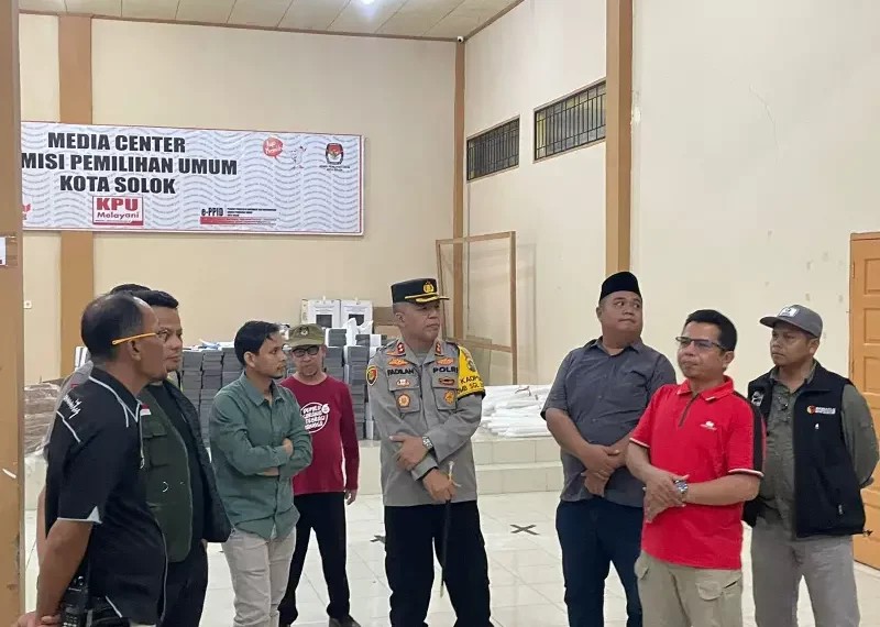 Kapolres Solok Kota AKBP Ahmad Fadilan bersama komisioner KPU dan Bawaslu, meninjau gedung penyimpanan surat suara.