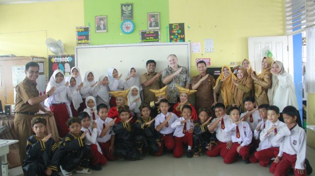 Kepala Dinas Pendidikan Kota Solok Irsyad bersama Guru, murid dan Mr.Robert Gardiner dari Organisasi Prestasi Junior Indonesia.