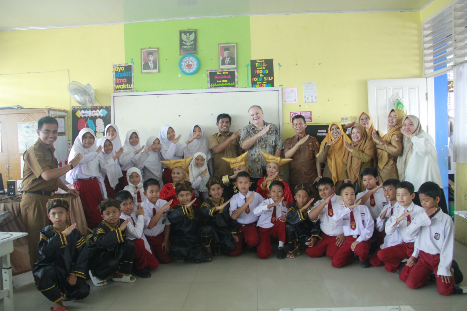 Kepala Dinas Pendidikan Kota Solok Irsyad bersama Guru, murid dan Mr.Robert Gardiner dari Organisasi Prestasi Junior Indonesia.