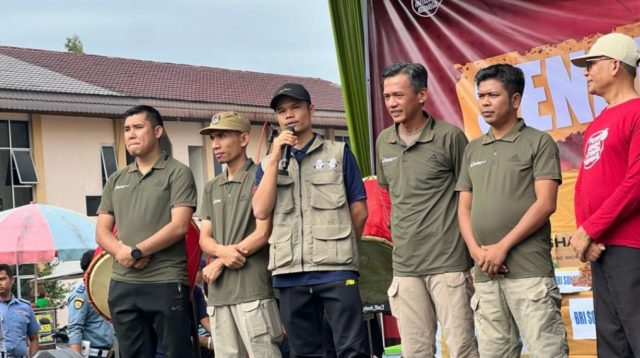 Ketua KPU Kabupaten Solok didampingi Komisioner KPU saat mengikuti acara Senam Sehat.