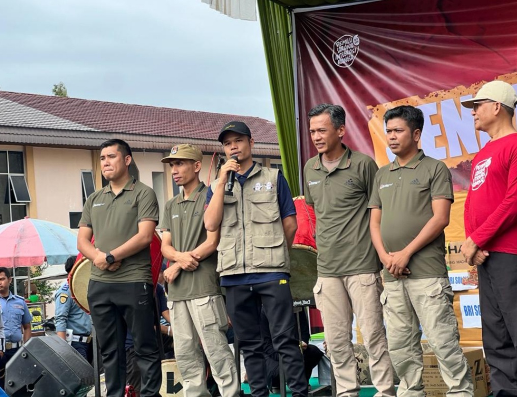 Ketua KPU Kabupaten Solok didampingi Komisioner KPU saat mengikuti acara Senam Sehat.