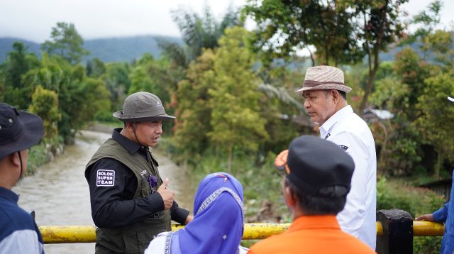 Bupati Solok Epyardi Asda saat meninjau lokasi bencana banjir di Nagari Talang Babungo.