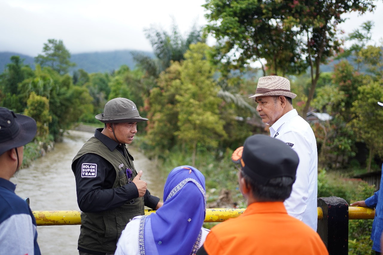 Bupati Solok Epyardi Asda saat meninjau lokasi bencana banjir di Nagari Talang Babungo.