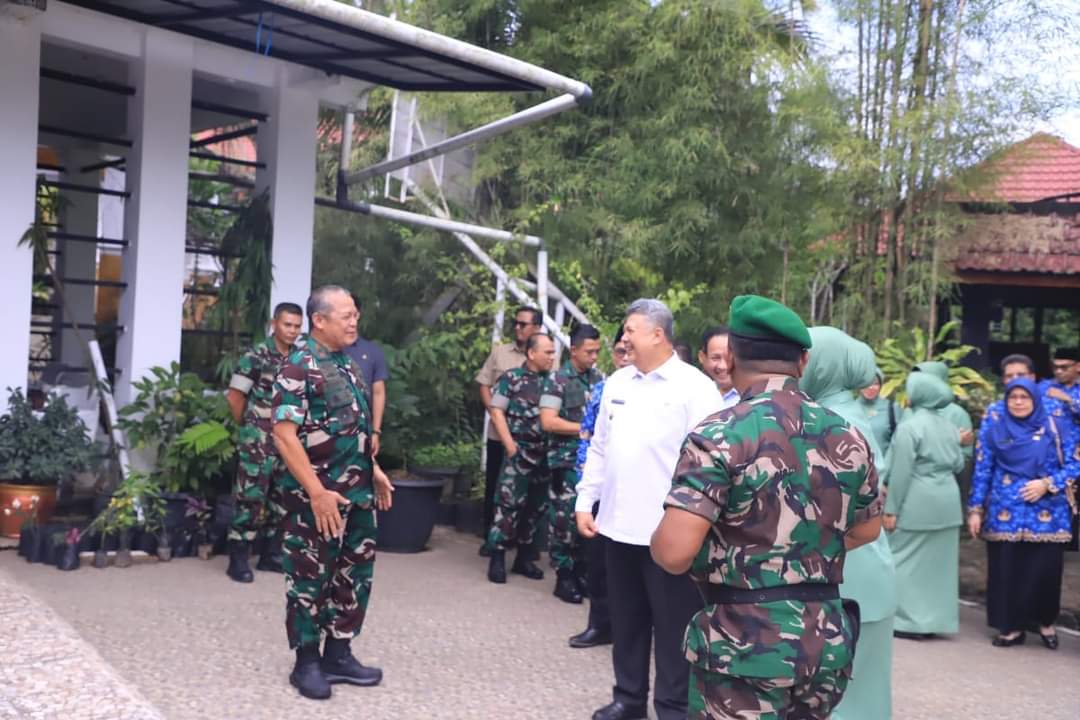 Wako Solok Zul Elfian Umar saat menyambut kedatangan rombongan Komandan Korem 032/ Wirabraja Brigjen TNI Rayen Obersyl.