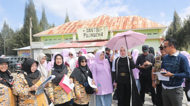 Ketua TP-PKK Kabupaten Solok Emiko Epyardi Asda bersama rombongan melakukan survey lapangan.