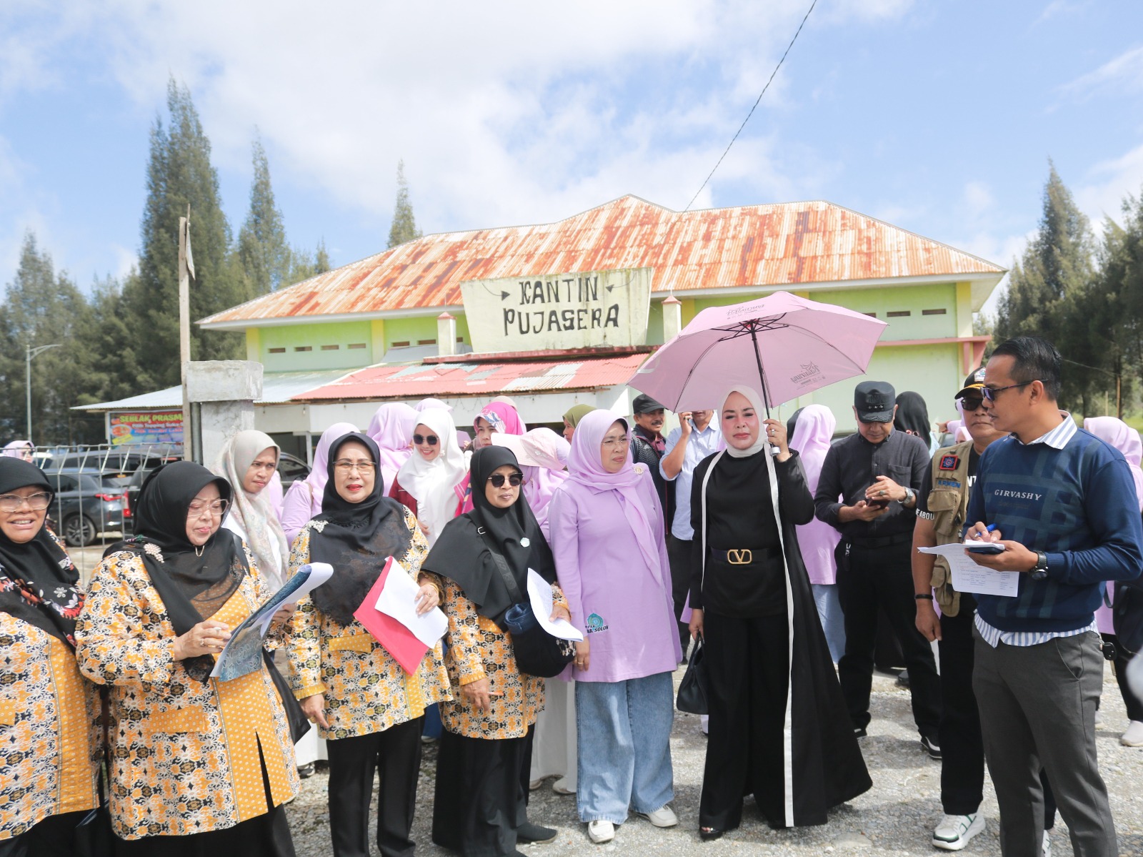 Ketua TP-PKK Kabupaten Solok Emiko Epyardi Asda bersama rombongan melakukan survey lapangan.