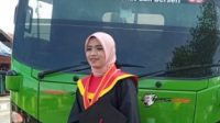 Mitra Yoriskia datang ke prosesi wisudanya dengan mengendarai truk sampah pada 4 Oktober 2022 lalu.