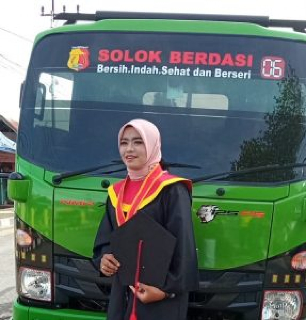 Mitra Yoriskia datang ke prosesi wisudanya dengan mengendarai truk sampah pada 4 Oktober 2022 lalu.