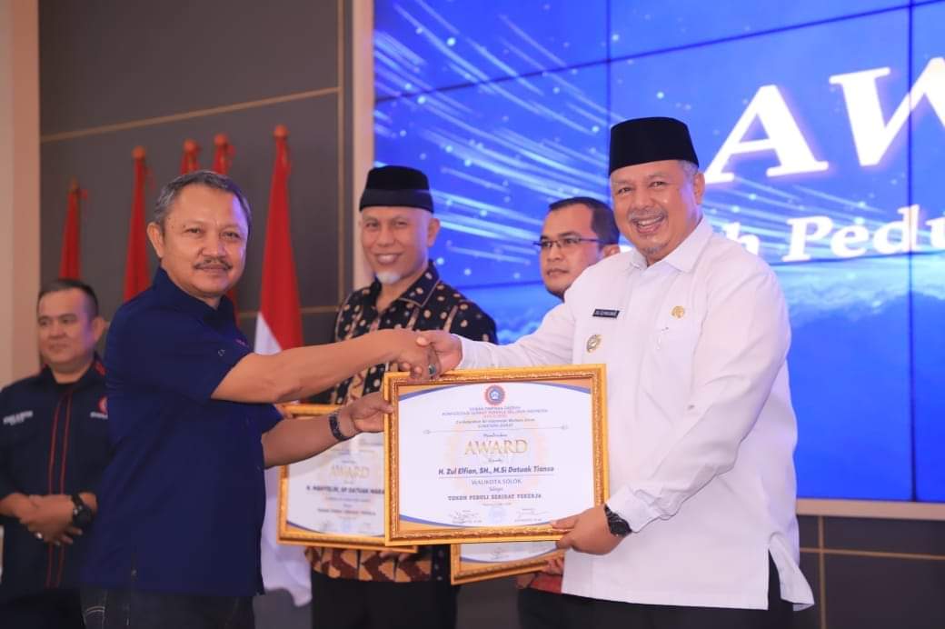 Wako Solok H. Zul Elfian Umar menerima penghargaan tokoh peduli buruh dari KSPSI Sumbar.