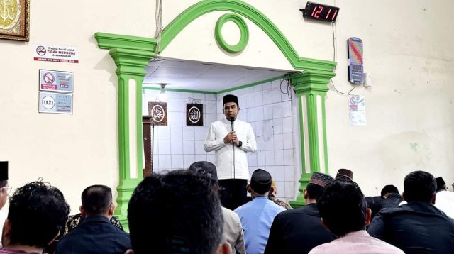 Wawako Solok Ramadhani Kirana Putra memaparkan pembangunan ulang masjid di hadapan jamaah pada Jumat,