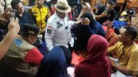 Bupati Solok Epyardi Asda dikelilingi korban bencana alam dikabupaten Agam.