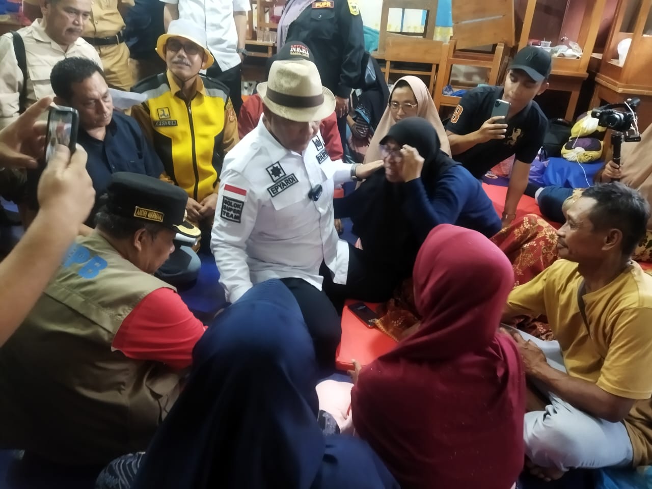 Bupati Solok Epyardi Asda dikelilingi korban bencana alam dikabupaten Agam.